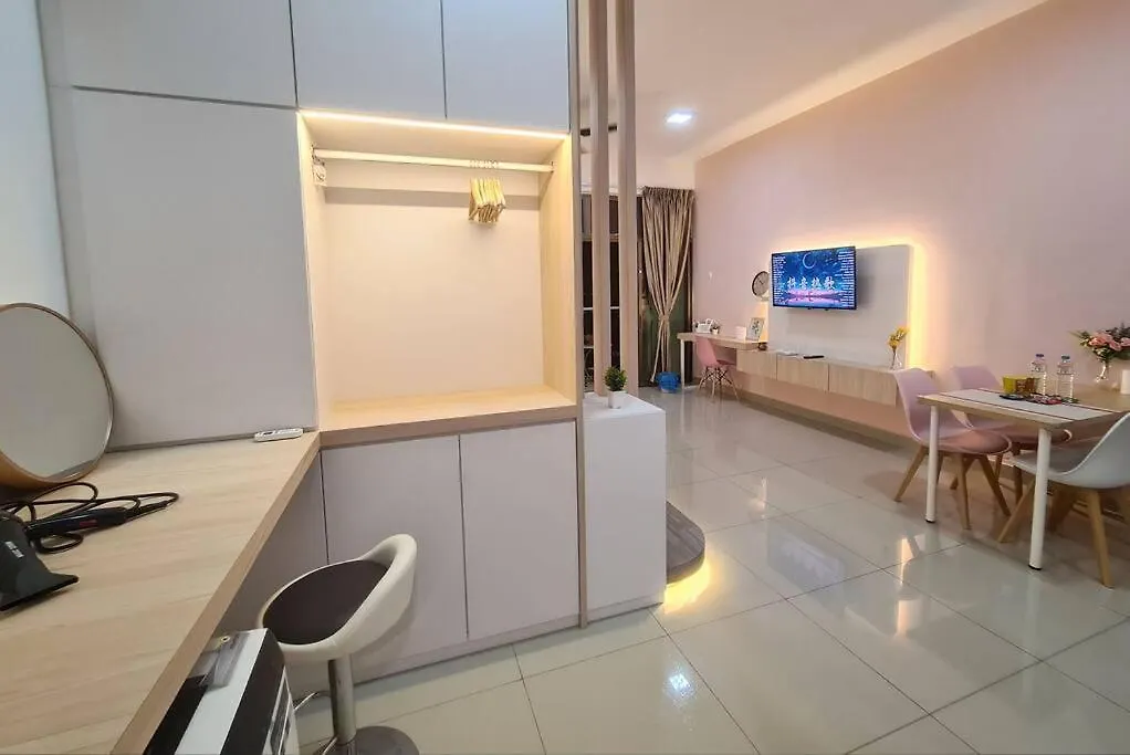 Romantic Muji Studio Balcony High Floor Free Netflix Johor Bahru Apartman